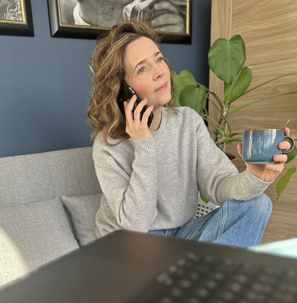 Sanne van Design by Sanne tijdens een telefoongesprek